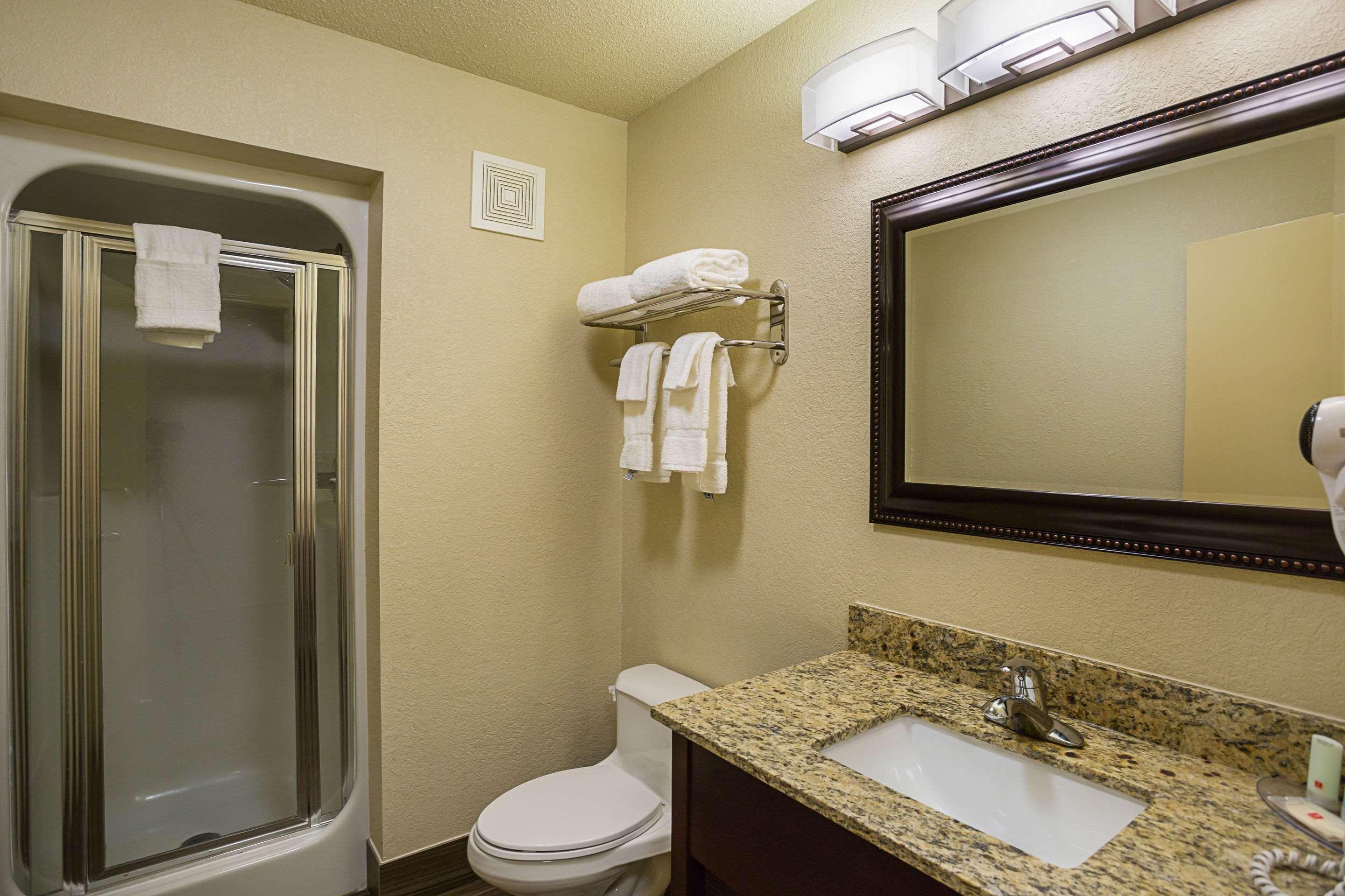 Clarion Inn & Suites Evansville Esterno foto