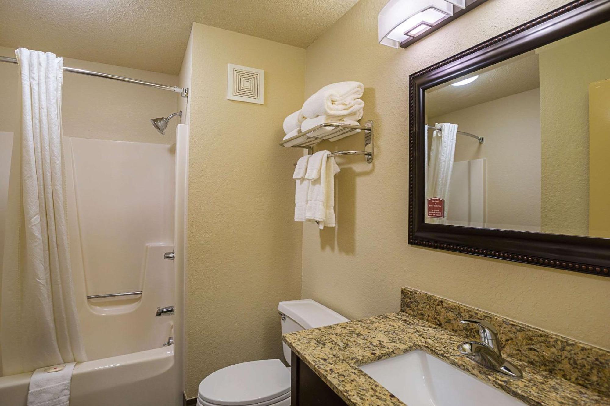 Clarion Inn & Suites Evansville Esterno foto